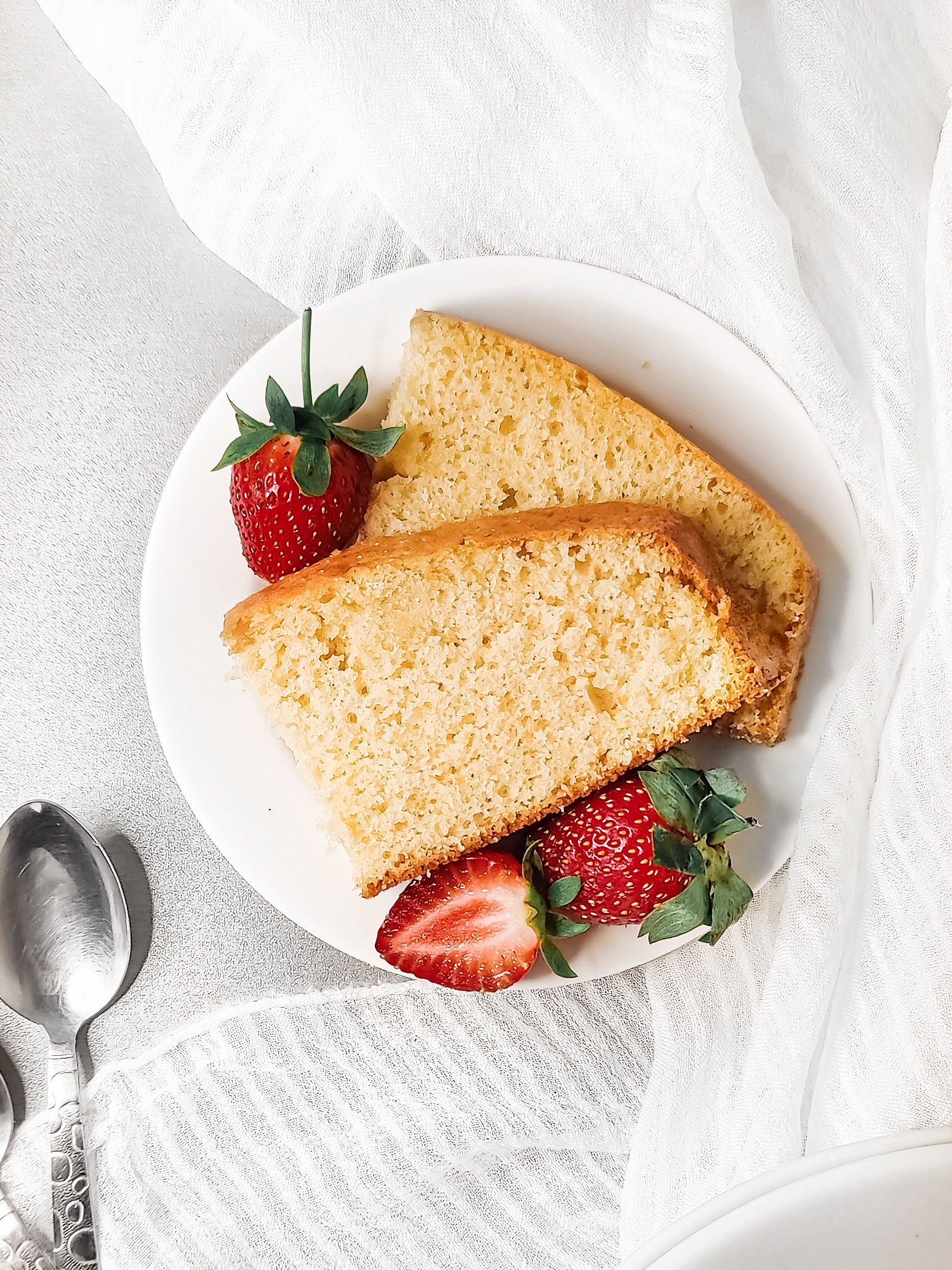 Simple Vanilla Sponge Cake - Foodie Lassie